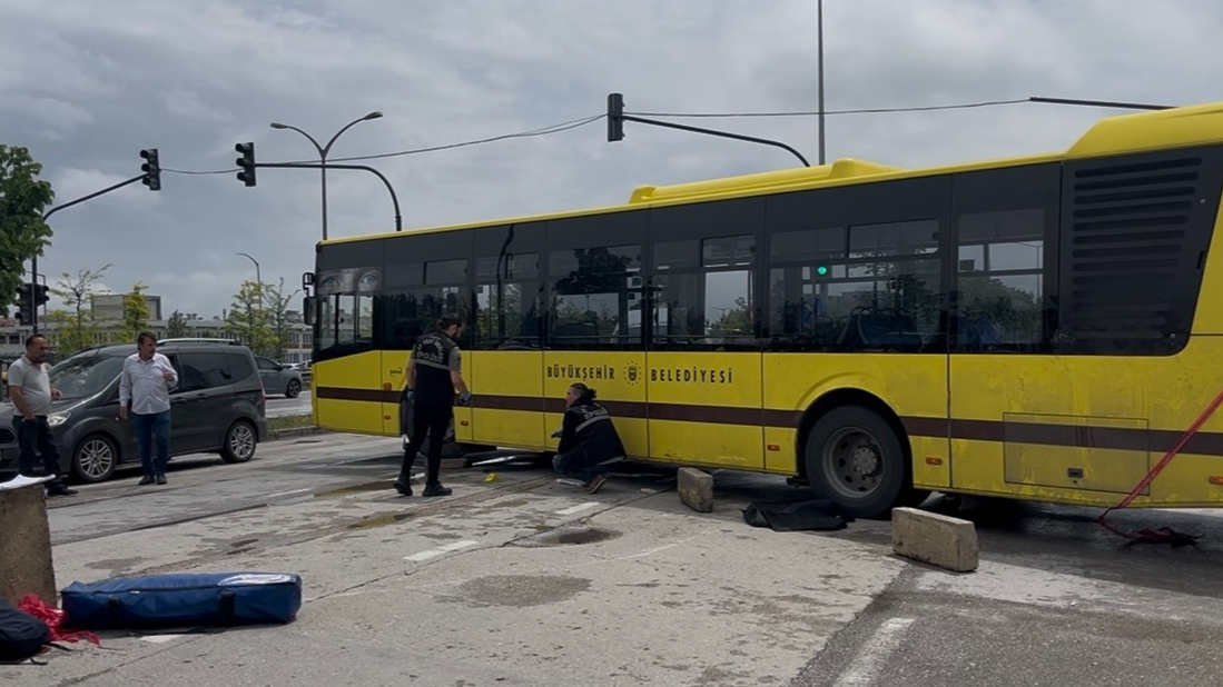 Bursa'da dönüş yapan otobüsün altına giren motosikletli genç hayatını kaybetti