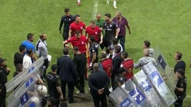 Hakem yaralandı maç yarıda kaldı