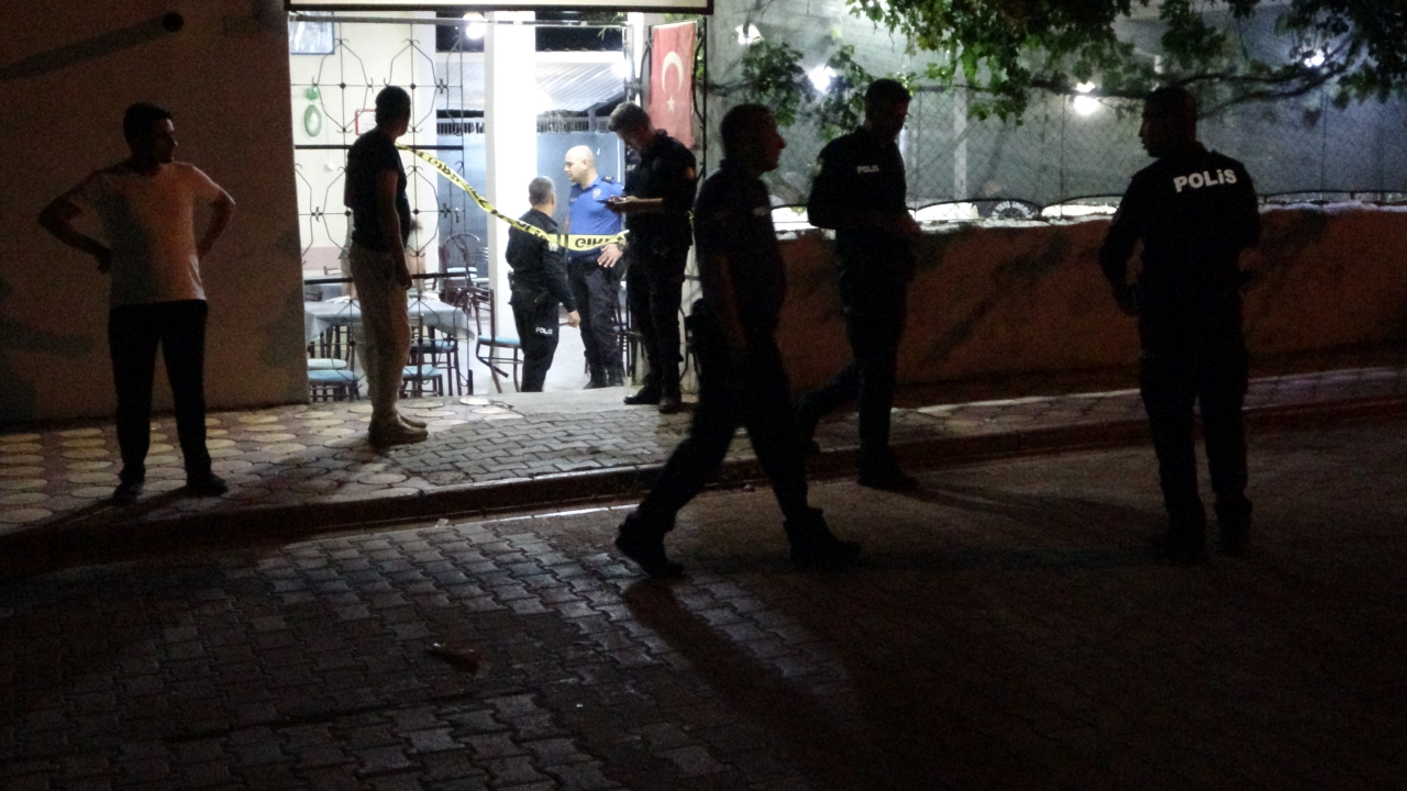 Husumetlisini kıraathanede oyun oynarken pompalı tüfekle yaraladı