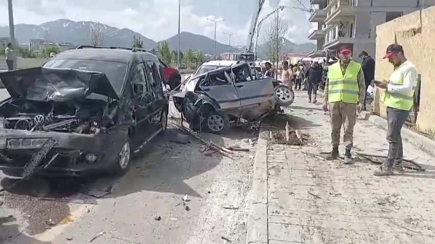 Erzurum’da beton mikseri onlarca aracı biçti