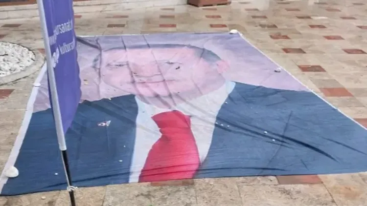 Bursa Büyükşehir Belediyesi'nden yere serilen Cumhurbaşkanı Erdoğan posteri açıklaması