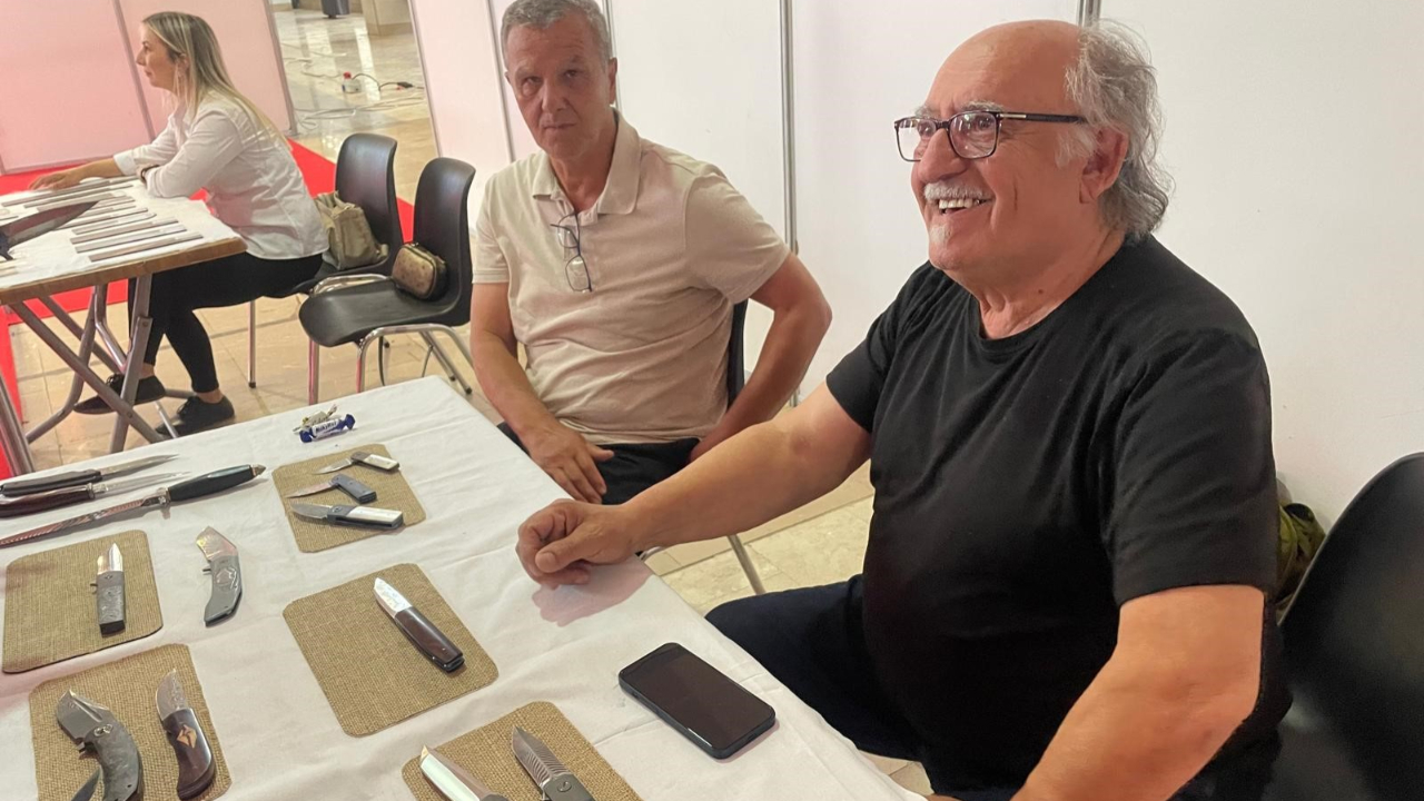 Bir resimle başladığı bıçakçılıkta 1200 avroluk çakılar yapıyor