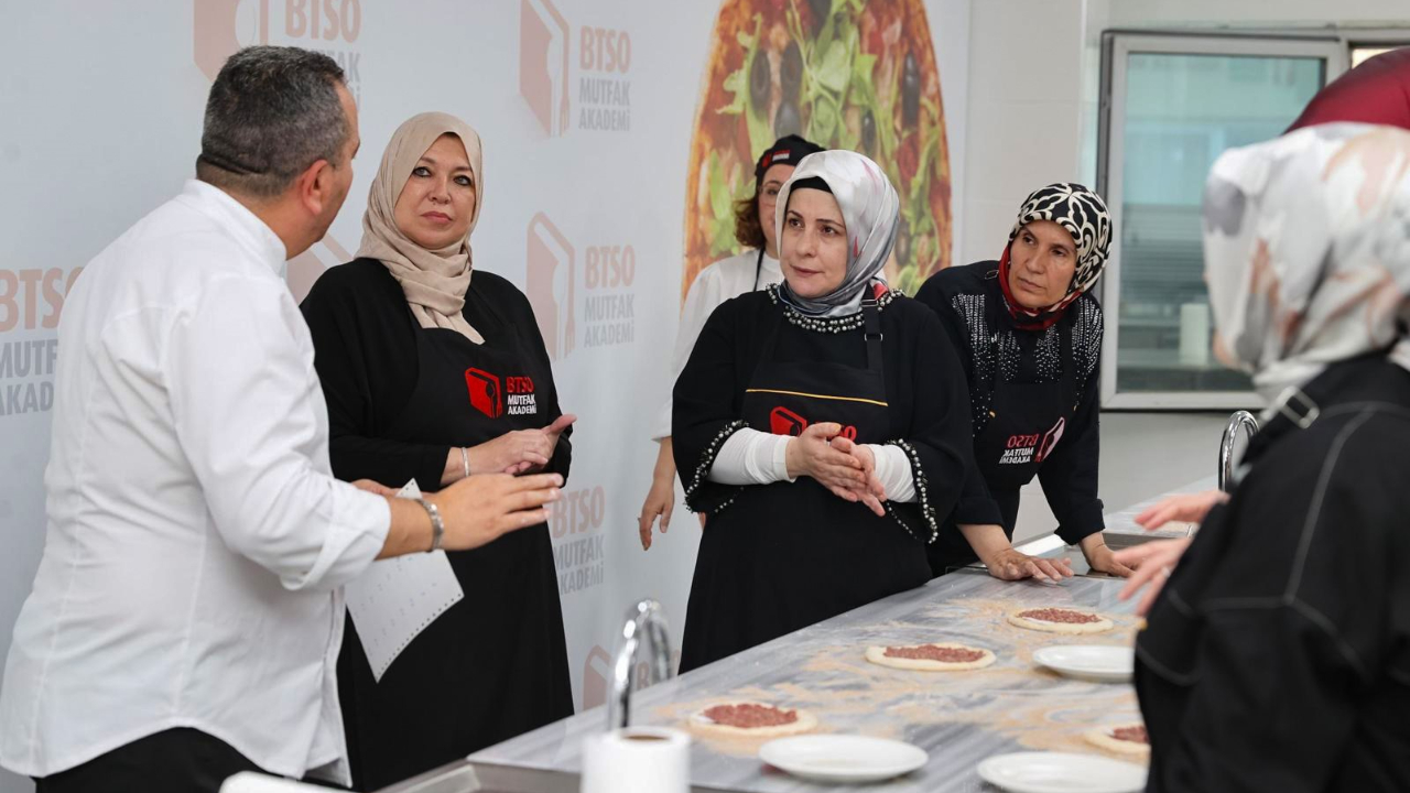 Bursa protokolünün eşleri BTSO Mutfak Akademi'ye katıldı