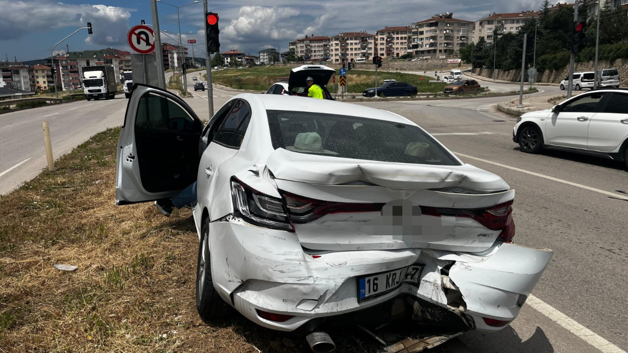 İnegöl'de minibüs ile otomobil çarpıştı! 1 yaralı