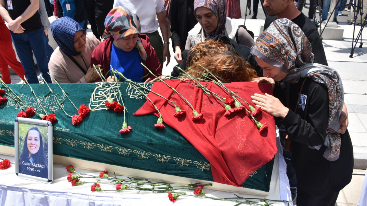Dekoratif kemerin altında kalıp ölen çift çocukluk aşkıymış