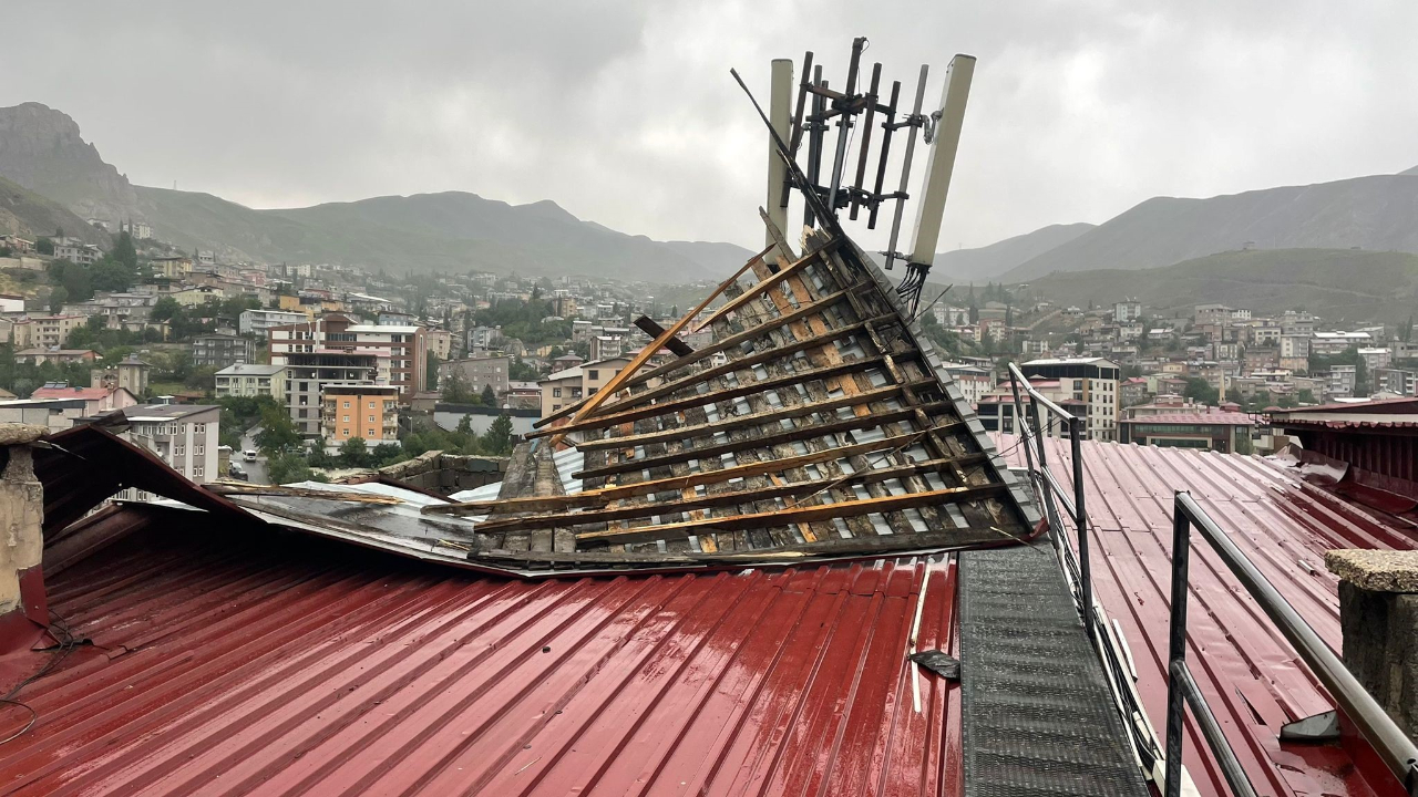 Hakkari’de fırtına çatılara zarar verdi