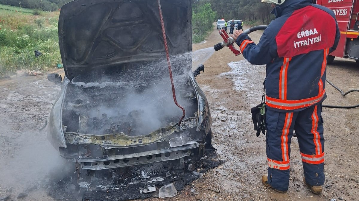 Motor kısmında çıkan yangın aracı kullanılamaz hale getirdi