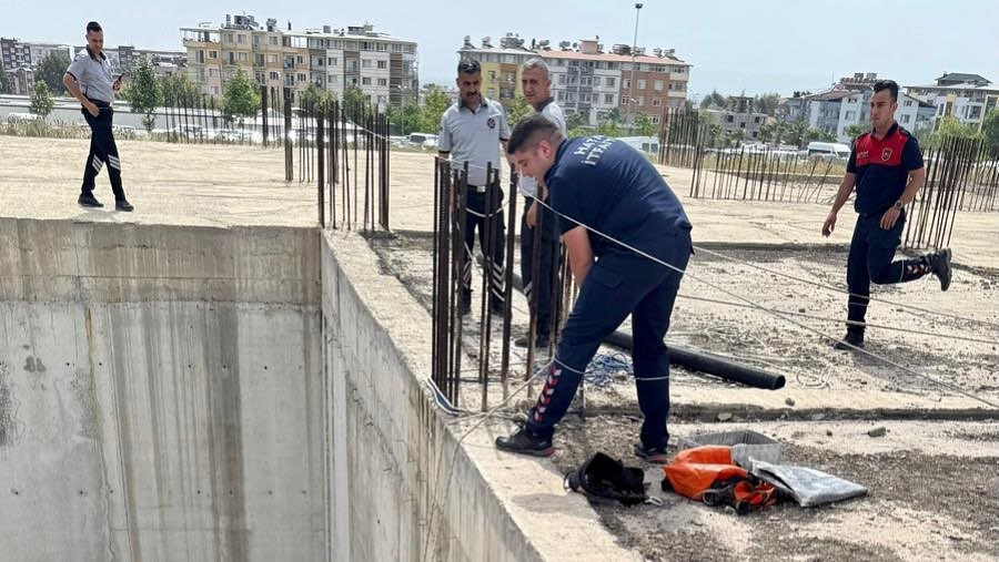 İnşaat temelinde mahsur kalan kediyi itfaiye kurtardı