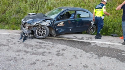 Bursa'da iki otomobil kafa kafaya çarpıştı: 3 yaralı