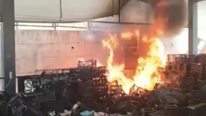 Siirt'te semt pazarındaki plastik kasalar yandı