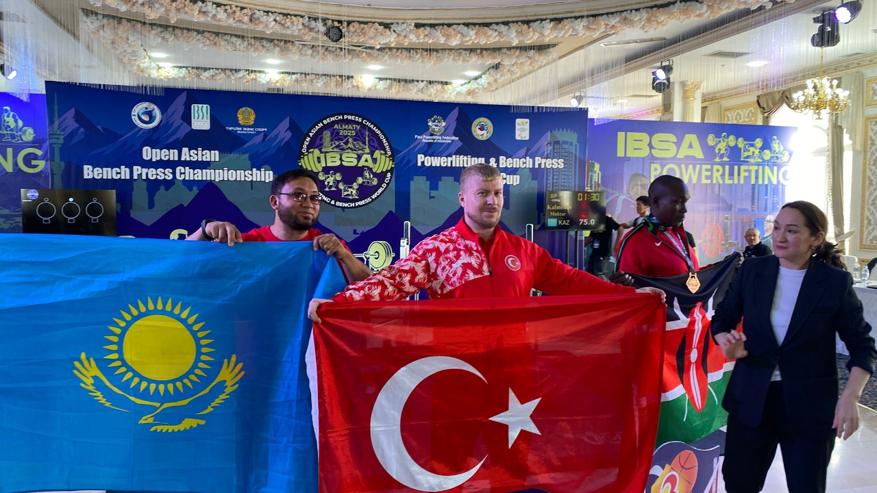 Kazakistan'da madalya yağmuru