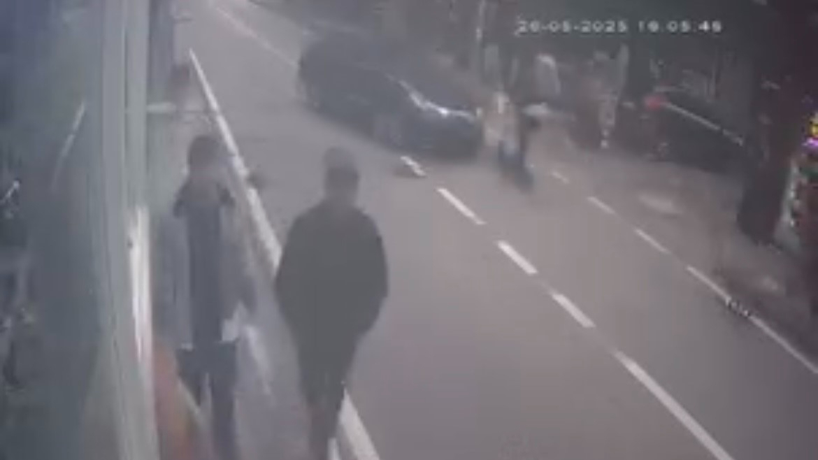 Bursa'da otomobil scooter sürücüsüne böyle çarptı