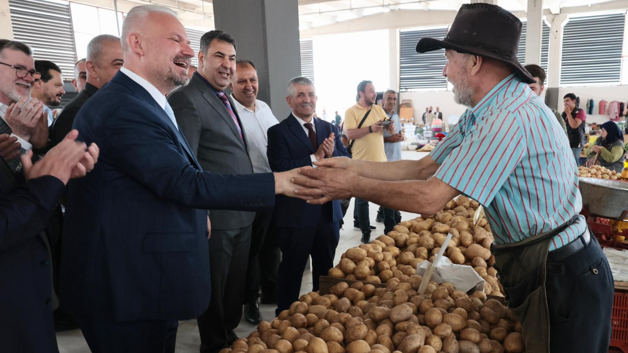 Menemen’de bir kapalı pazar yeri daha açıldı
