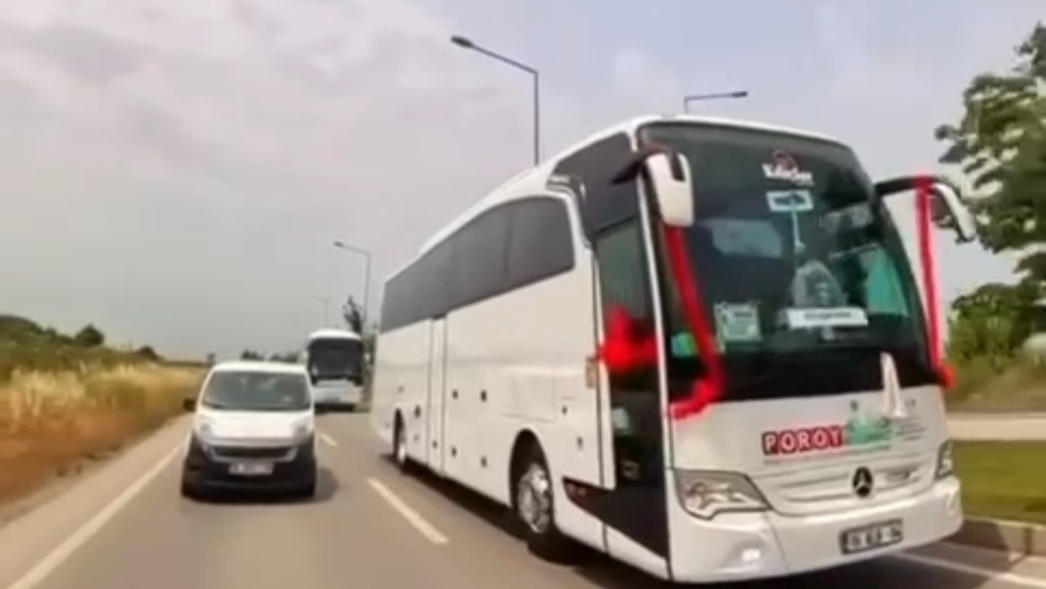 Bursa'da yolcu otobüsü düğün konvoyuna girdi