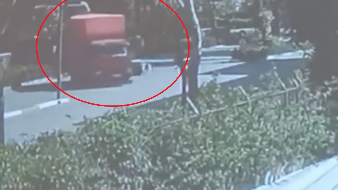 Bursa'da feci kaza! Motosiklet kamyonun altına girdi