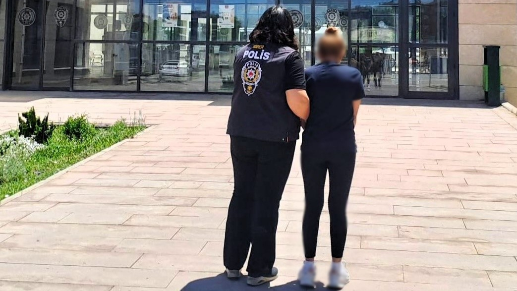 Afyonkarahisar’da dolandırıcılık suçundan aranan şahıs yakalandı