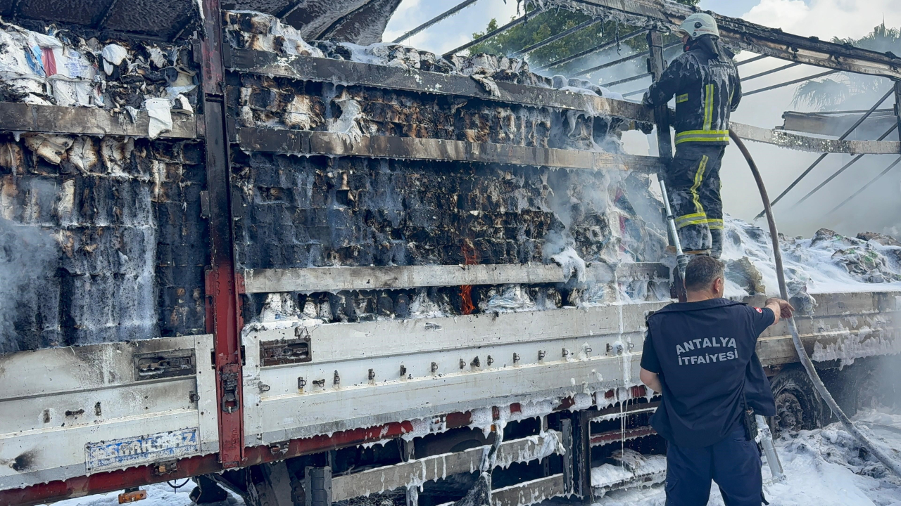 Antalya'da peçete yüklü tır alev alev yandı