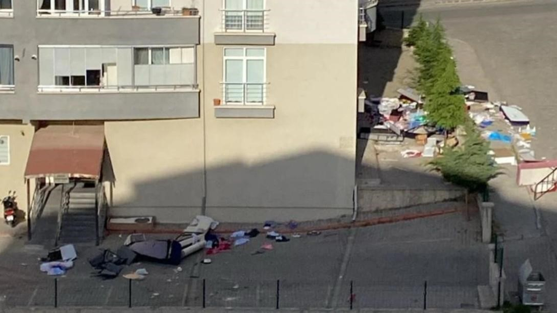 Nevşehir'de sinir krizi geçiren şahıs evindeki eşyaları 6. kattan sokağa attı