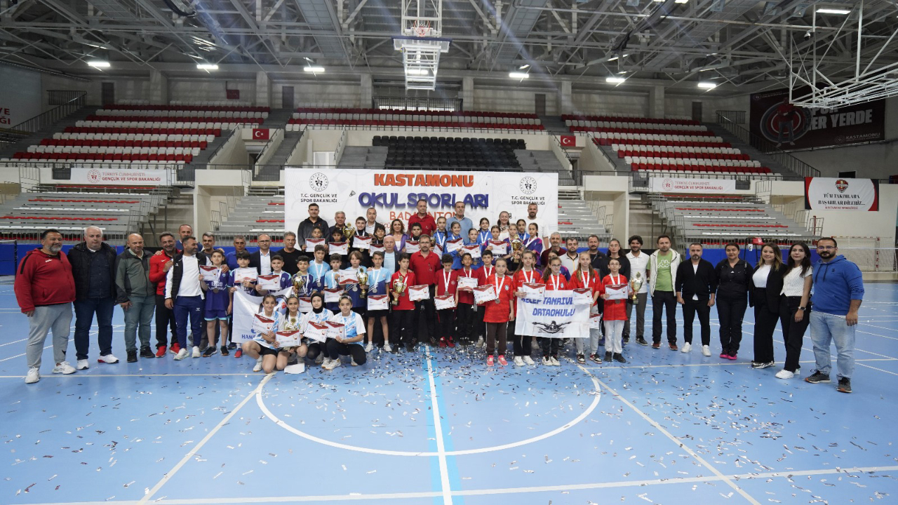 Osmangazi Belediyespor Kulübü badmintoncularından namağlup şampiyonluk