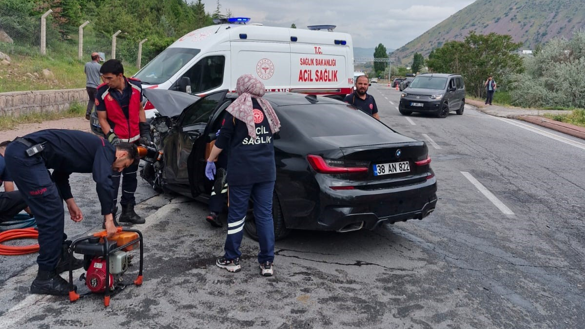 Kayseri’de iki otomobil çarpıştı! 1 ölü, 2 ağır yaralı