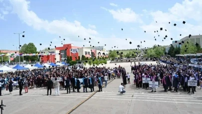ÇAKÜ’de öğrencilerin mezuniyet sevinci