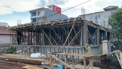 İnşaatta temizlik yaparken 2 buçuk metreden düştü