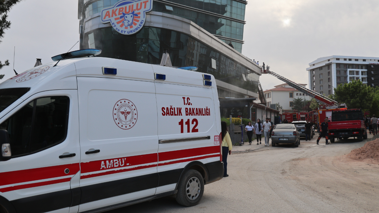 Elazığ’da plazada yangın paniği