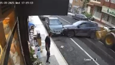 Freni arızalanan kepçe, 4 araca çarptı