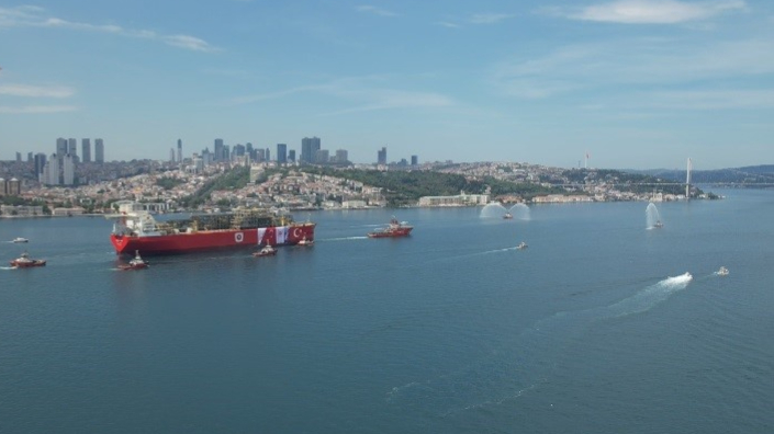 'Osman Gazi' boğazdan Karadeniz'e su fıskiyeleriyle uğurlandı