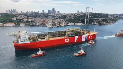 Türkiye'nin ilk yüzer üretim tesisi, İstanbul Boğazı'ndan geçti