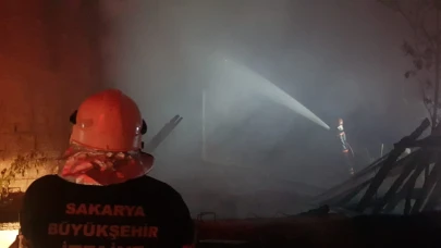 Samanlıkta başlayan yangın ahşap eve sıçradı: Alevler geceyi aydınlattı