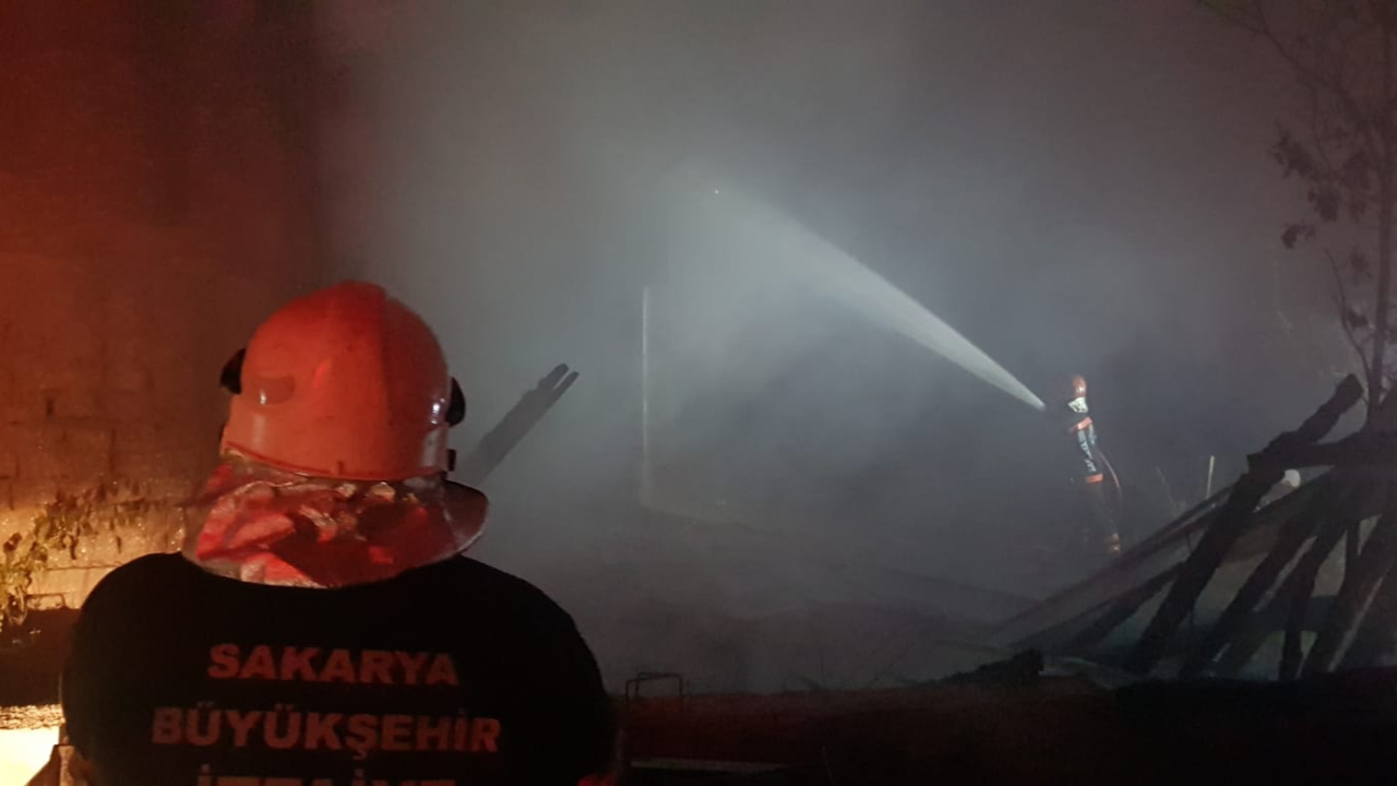 Samanlıkta başlayan yangın ahşap eve sıçradı: Alevler geceyi aydınlattı