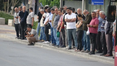 İzmir'de grevin ikinci gününde duraklarda yine yoğunluk oluştu