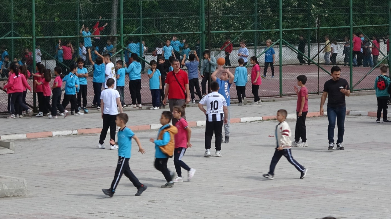 Tavşanlı'da çocuklar geleneksel oyunlarla coştu