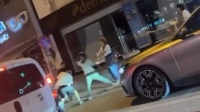 Gençler caddeyi boks ringine çevirdi! Yumruklar havada uçuştu