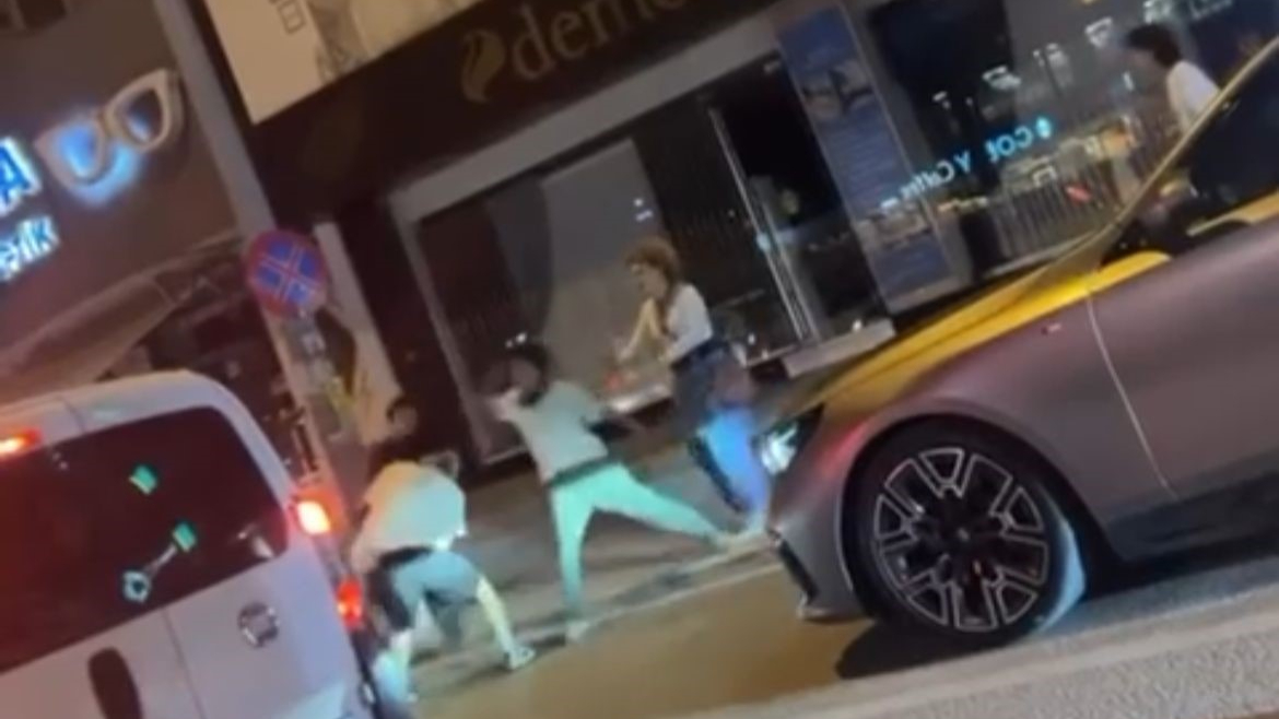 Gençler caddeyi boks ringine çevirdi! Yumruklar havada uçuştu