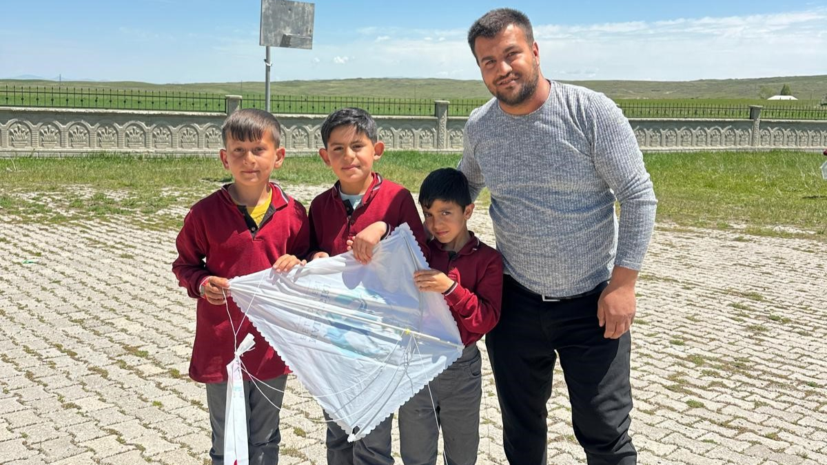 Malazgirt'te çocukların uçurtma sevinci