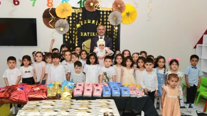 Miniklerin ilk karnesi Başkan Er’in elinden