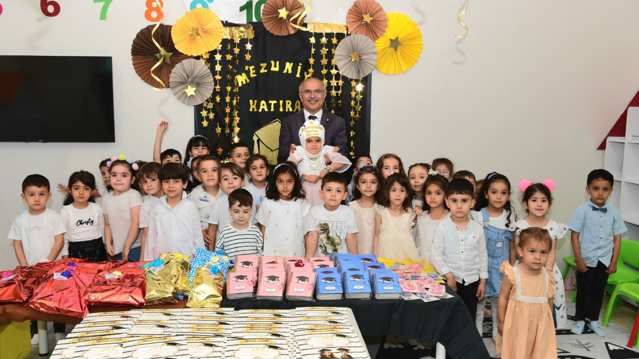 Miniklerin ilk karnesi Başkan Er’in elinden
