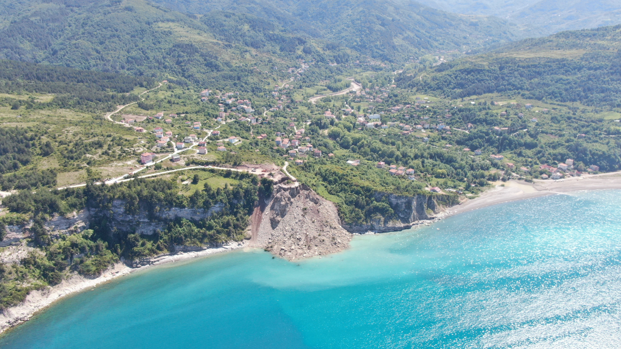 Kastamonu’da heyelan: Yoldan kopan kütle, denizle birleşti