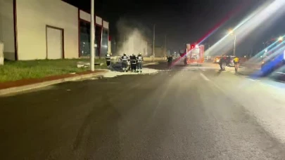 Aksaray’da yanan otomobil hurdaya döndü