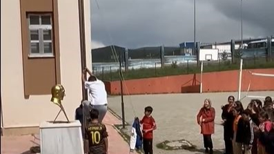 Okul önünde direğe dolanan bayrağı tırmanarak çözdü