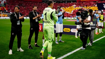 Başakşehir, şampiyon Galatasaray'ı alkışladı