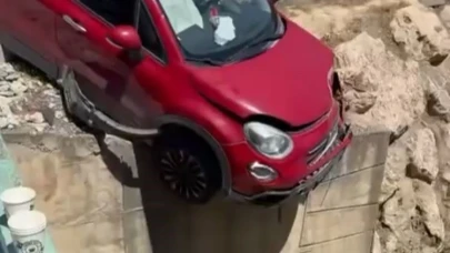 Mersin'de çarpışan araçlardan biri kanal kenarında askıda kaldı: 3 yaralı