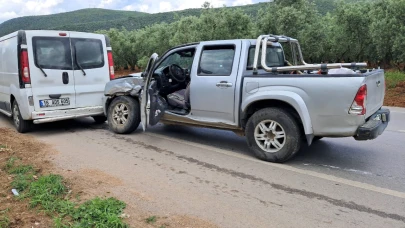 Bursa'da minibüsle kamyonet çarpıştı: 2 yaralı