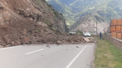 Gümüşhane’de heyelan! Yol ulaşıma kapandı