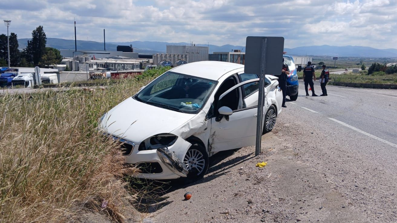 Balıkesir’de iki araç çarpıştı! 3 yaralı