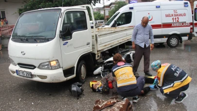 Kamyonet ile çarpışan motosikletin sürücüsü yaralandı