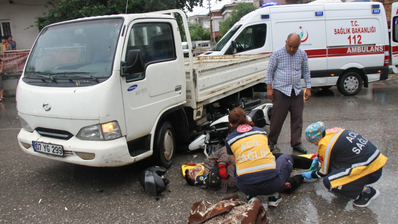 Kamyonet ile çarpışan motosikletin sürücüsü yaralandı