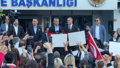 CHP Genel Başkanı Özel Avcılar Belediyesi önünde konuştu